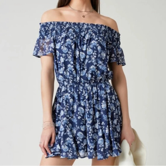 Jodey Floral Off the Shoulder Romper Godet Hem Smocking LIKE NEW Large - Picture 1 of 14